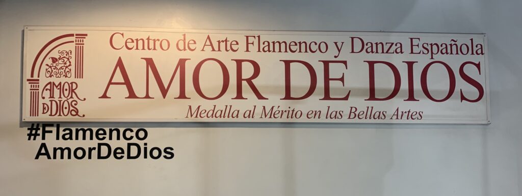 Fachada y cartel de la Escuela Flamenca Amor de Dios, referencia de grandes artistas