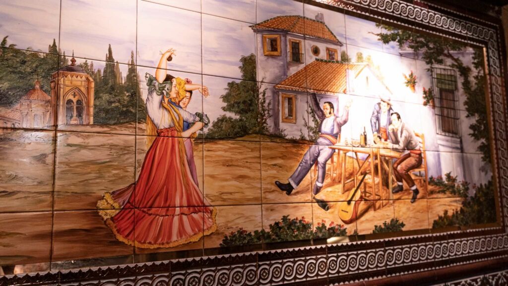 La icónica fachada de azulejos de un tablao histórico en Madrid, mostrando cómo la belleza del entorno amplifica la magia de una noche de flamenco.