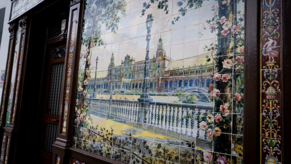 Fachada de azulejos azules y amarillos del antiguo tablao Villa Rosa en la Plaza de Santa Ana, Madrid.