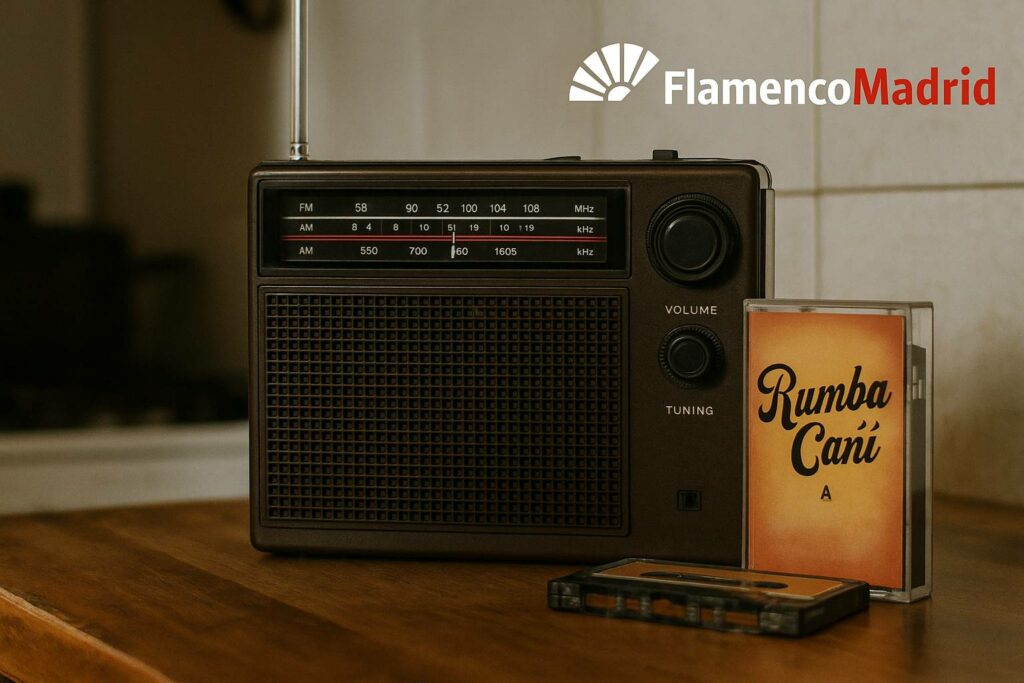 Radio antigua sobre una mesa de cocina junto a un cassette titulado "Rumba Cañí", evocando la banda sonora callejera del flamenco en los años 70.