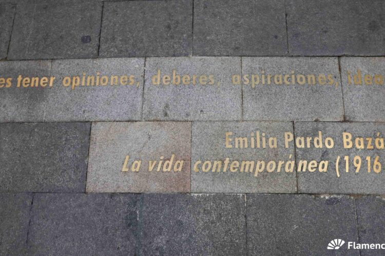 Calle empedrada del Barrio de las Letras en Madrid con uno de los famosos versos dorados en el suelo.