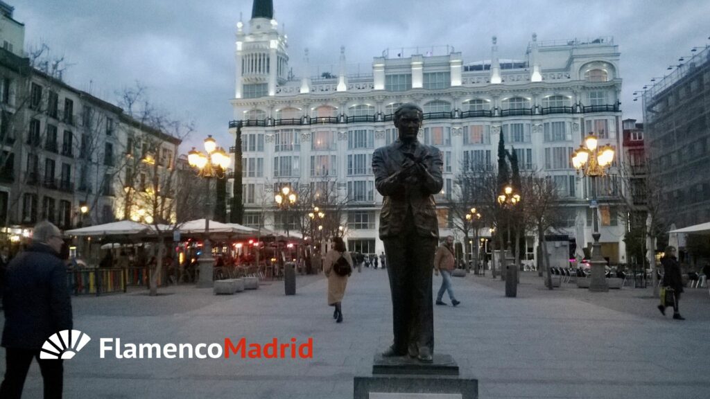 Plaza de Santa Ana con la estatua de Lorca en primer plano